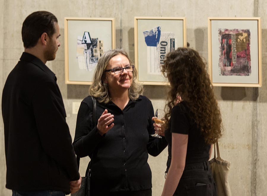 Osoba oprowadzająca po galerii sztuki