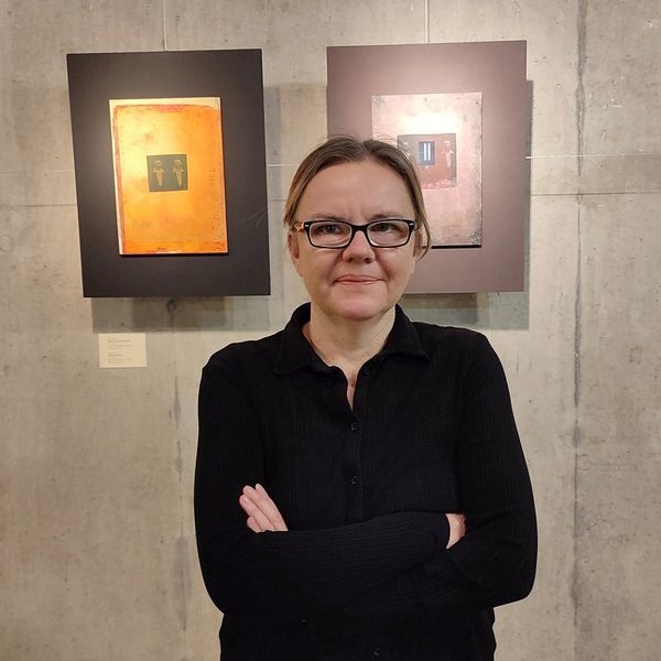 Dr Anna Kłos – artystka grafik, wykładowczyni akademicka i kuratorka wystaw