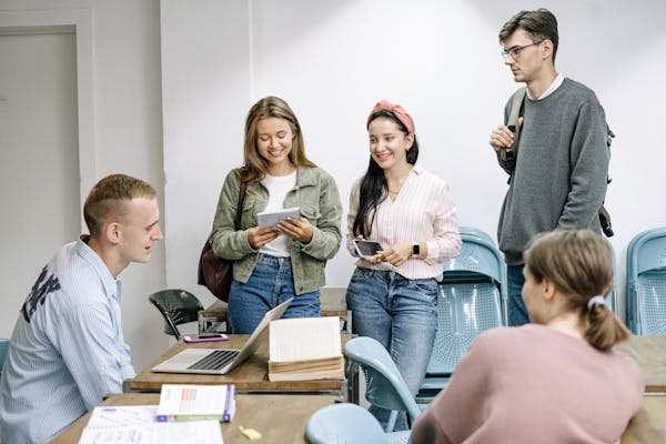 Studenci pracujący nad projektem